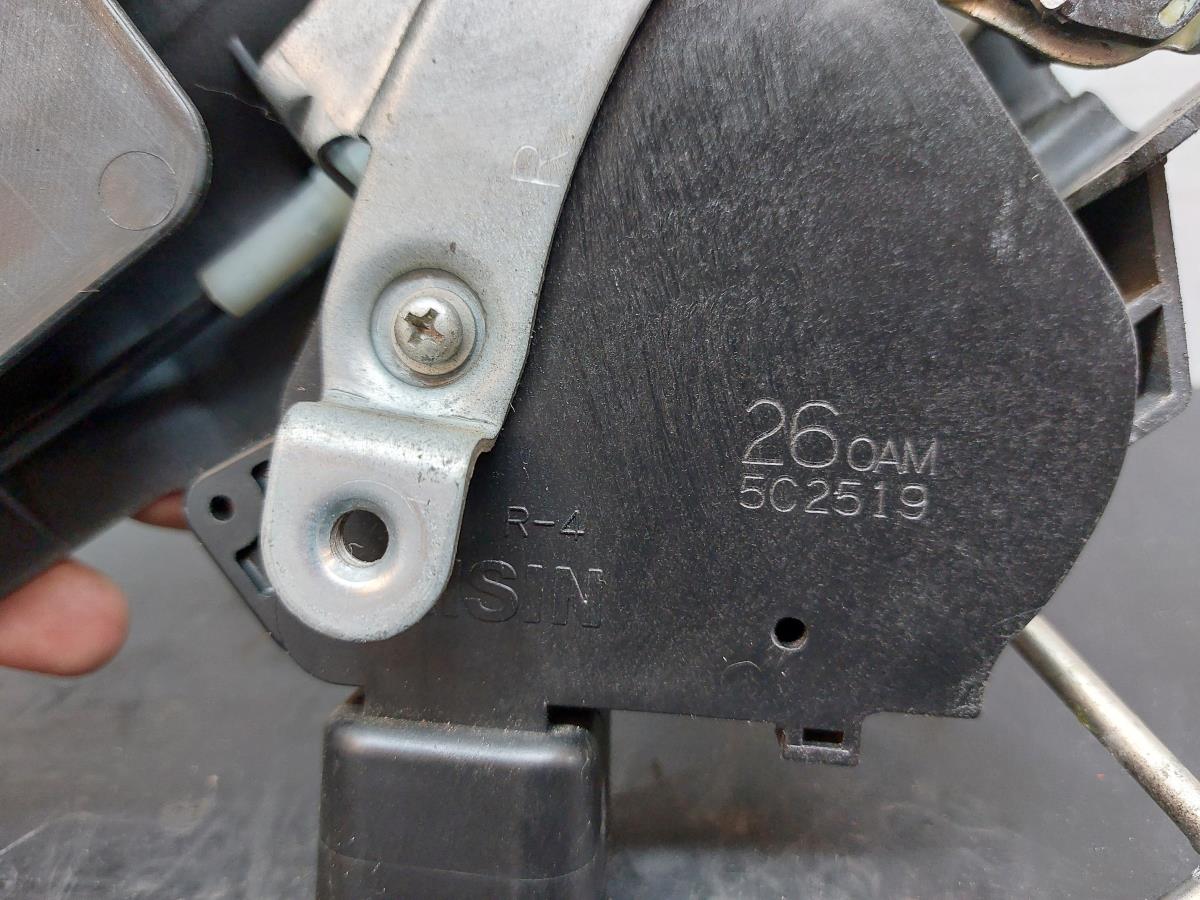 Fechadura / fecho porta trás direito TOYOTA RAV4 II (_A2_) Imagem-8