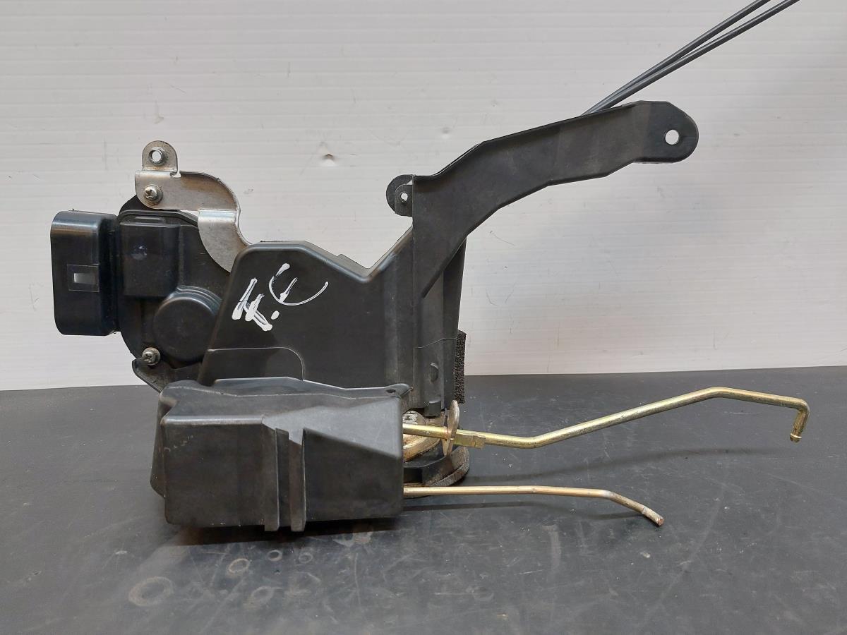 Serratura / chiusura porta anteriore sinistro TOYOTA RAV4 II (_A2_)