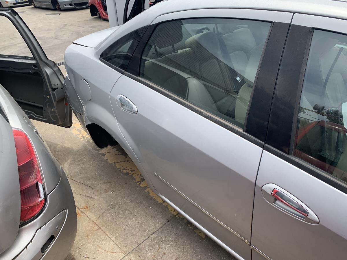 Porta trás direita FIAT Linea (323_)