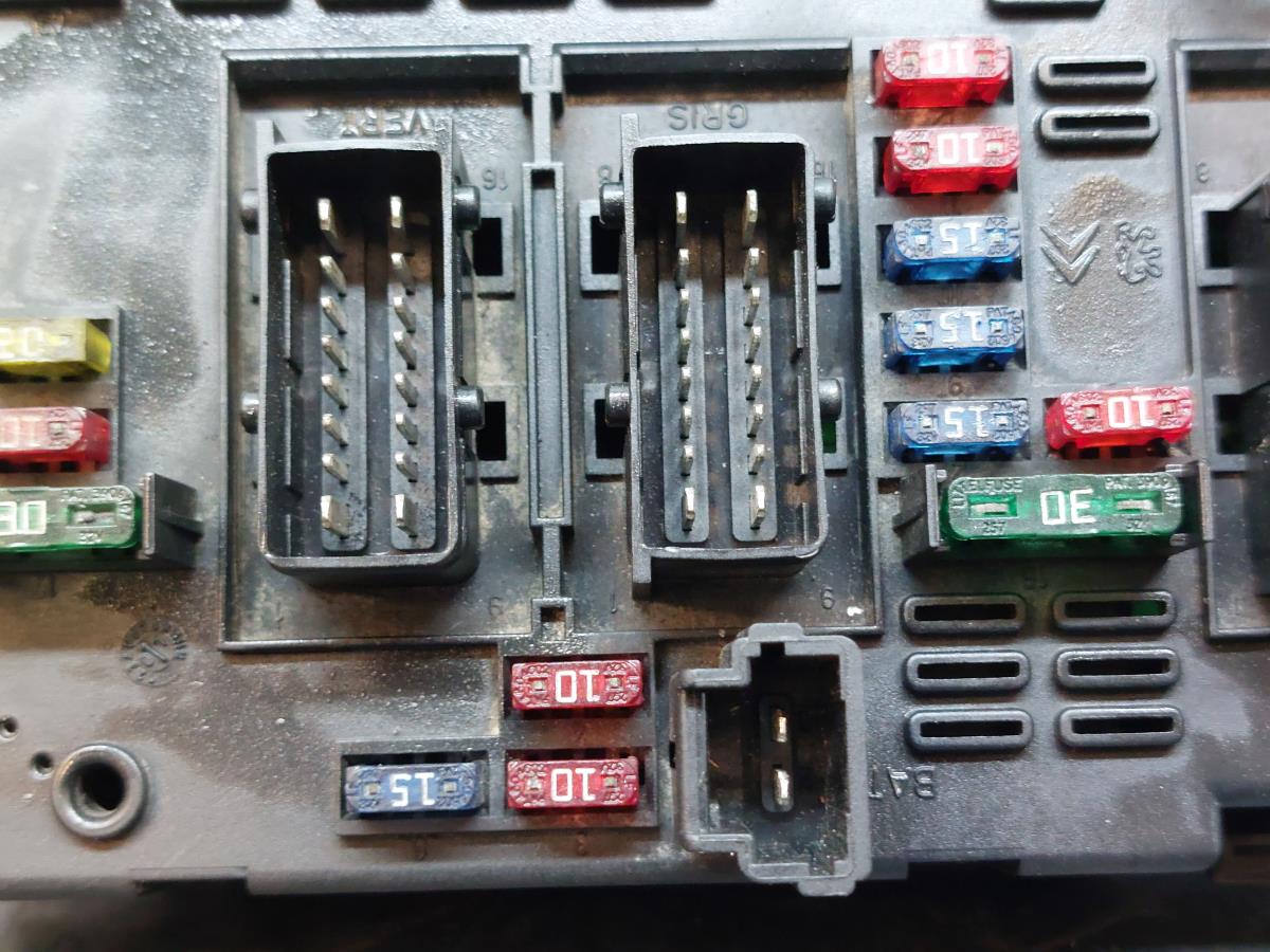 Caja fusibles / SAM / BSI PEUGEOT 406 Coupé (8C) Imagem-1