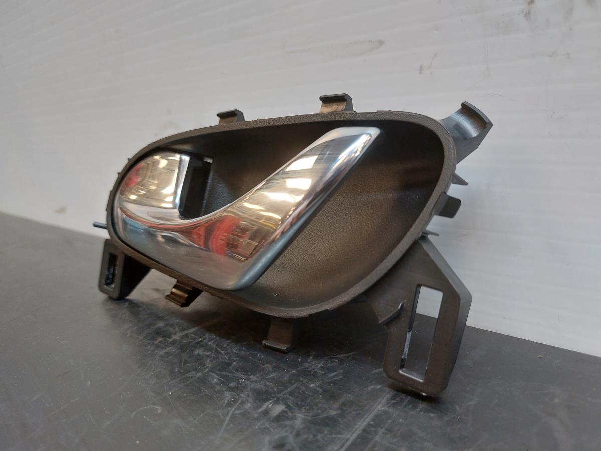 Left front interior door handle NISSAN Qashqai II (J11) Imagem-1