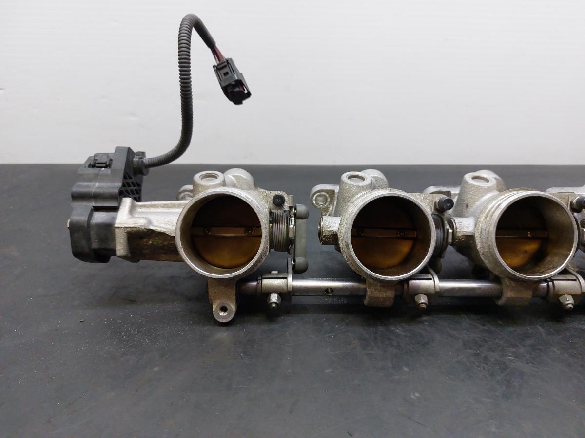 Corpo farfallato BMW 6 (E63) Imagem-5