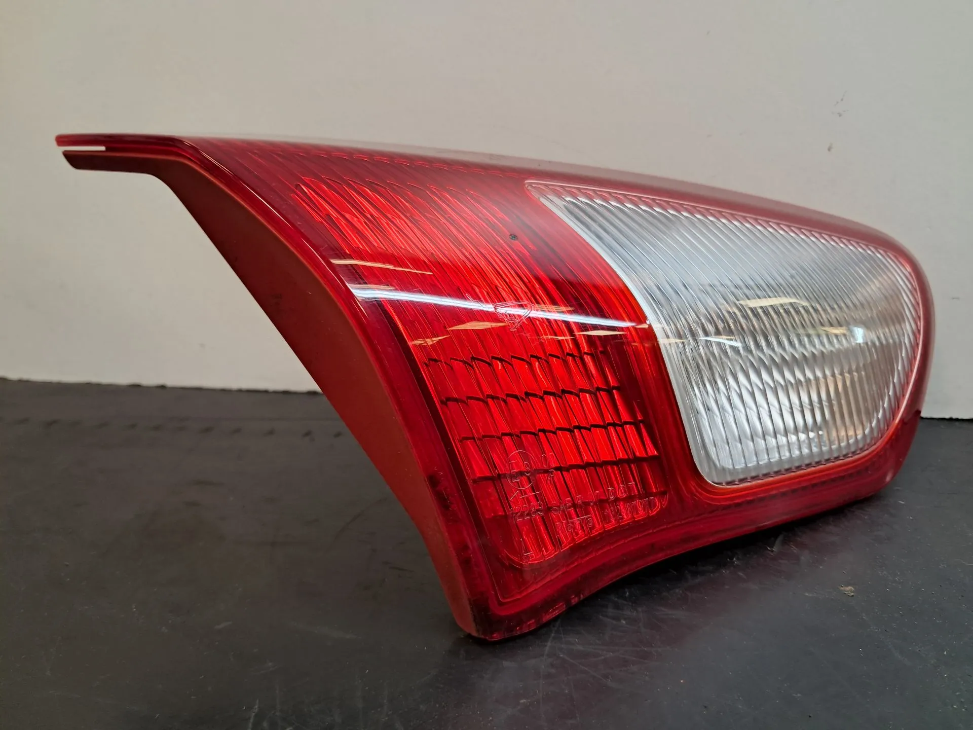 Left Tailgate light  MITSUBISHI Lancer VIII Sportback (CX_A) Imagem-1