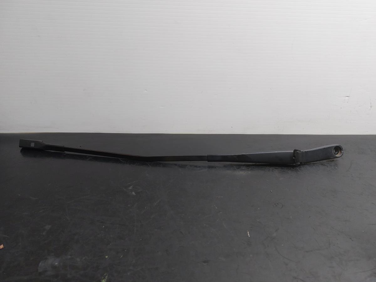 Brazo de limpiaparabrisas delantero derecho AUDI A6 Avant (4G5, 4GD, C7)