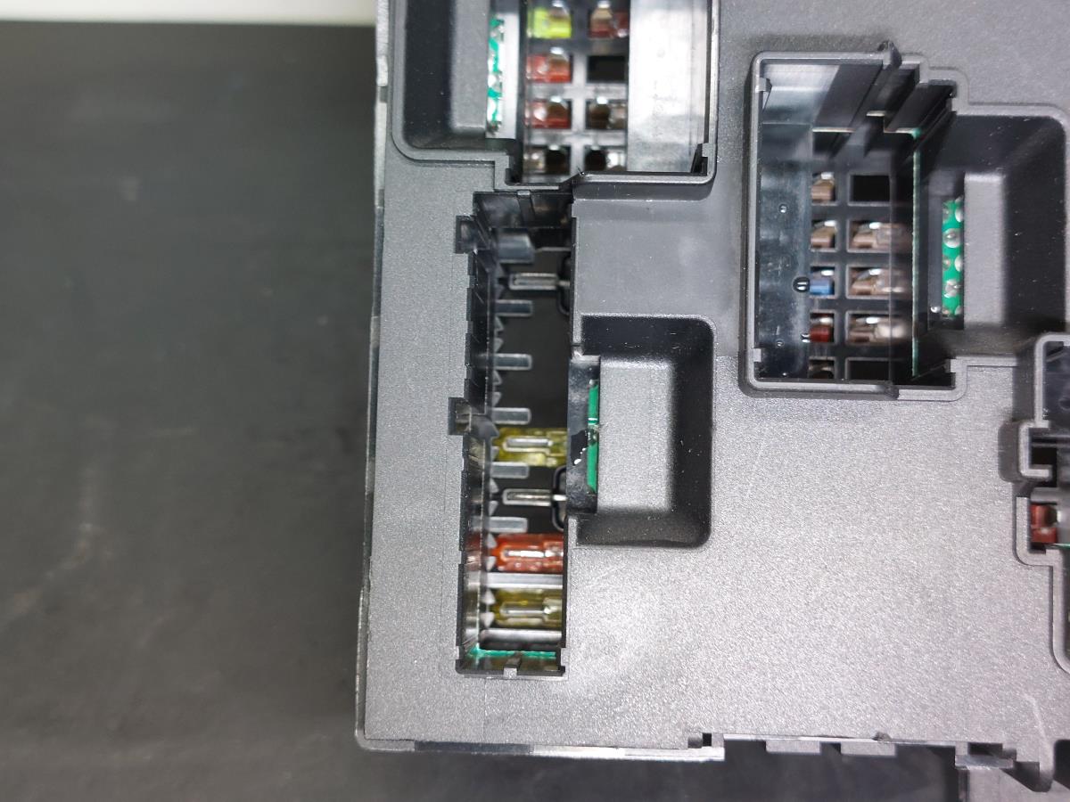 Scatola fusibili / SAM / BSI BMW 6 Cabriolet (F12) Imagem-3