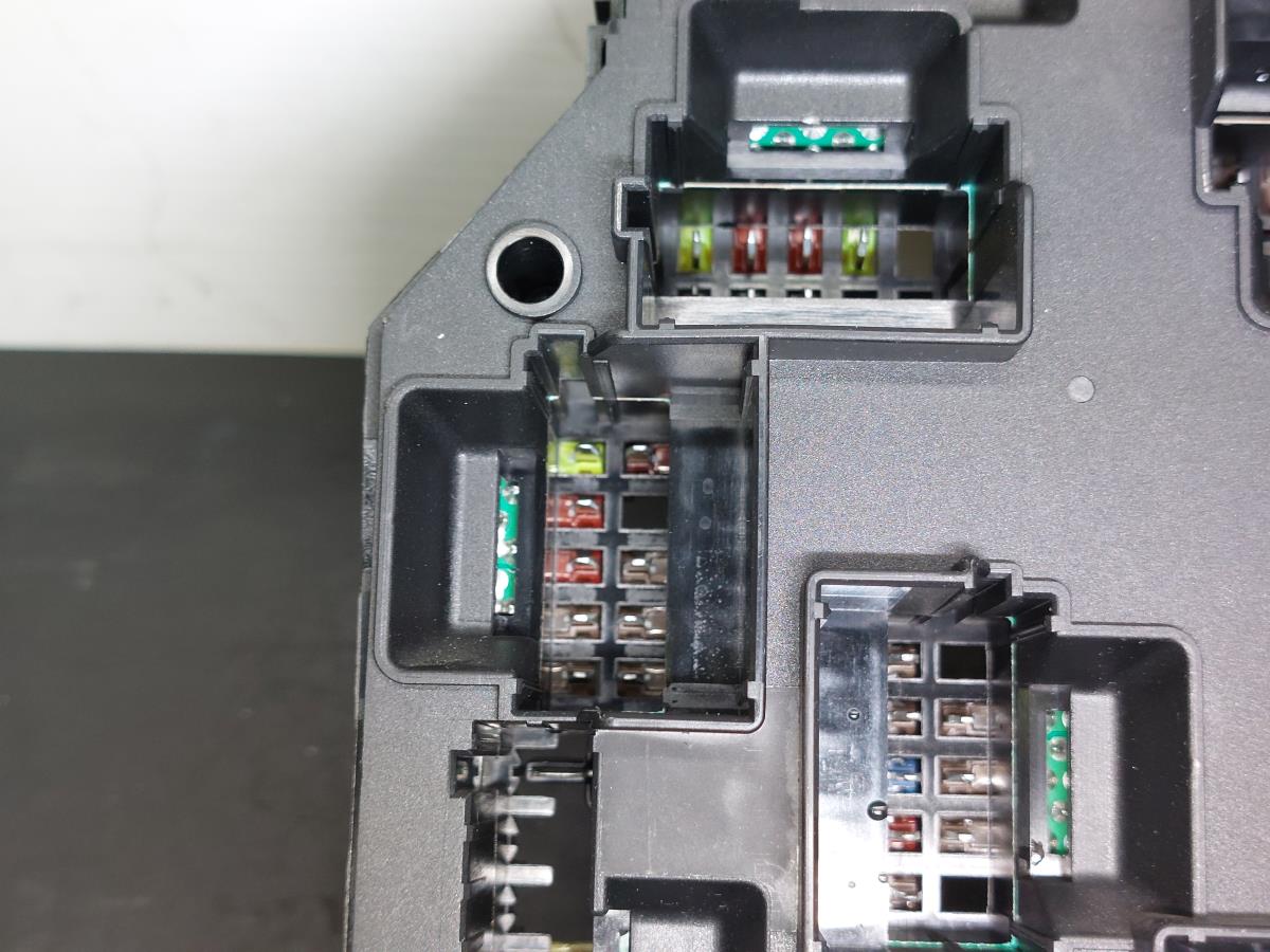 Scatola fusibili / SAM / BSI BMW 6 Cabriolet (F12) Imagem-4