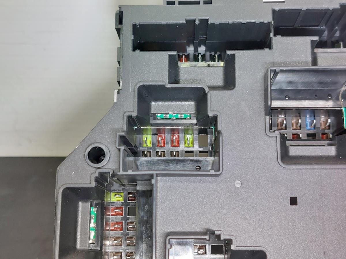 Scatola fusibili / SAM / BSI BMW 6 Cabriolet (F12) Imagem-5
