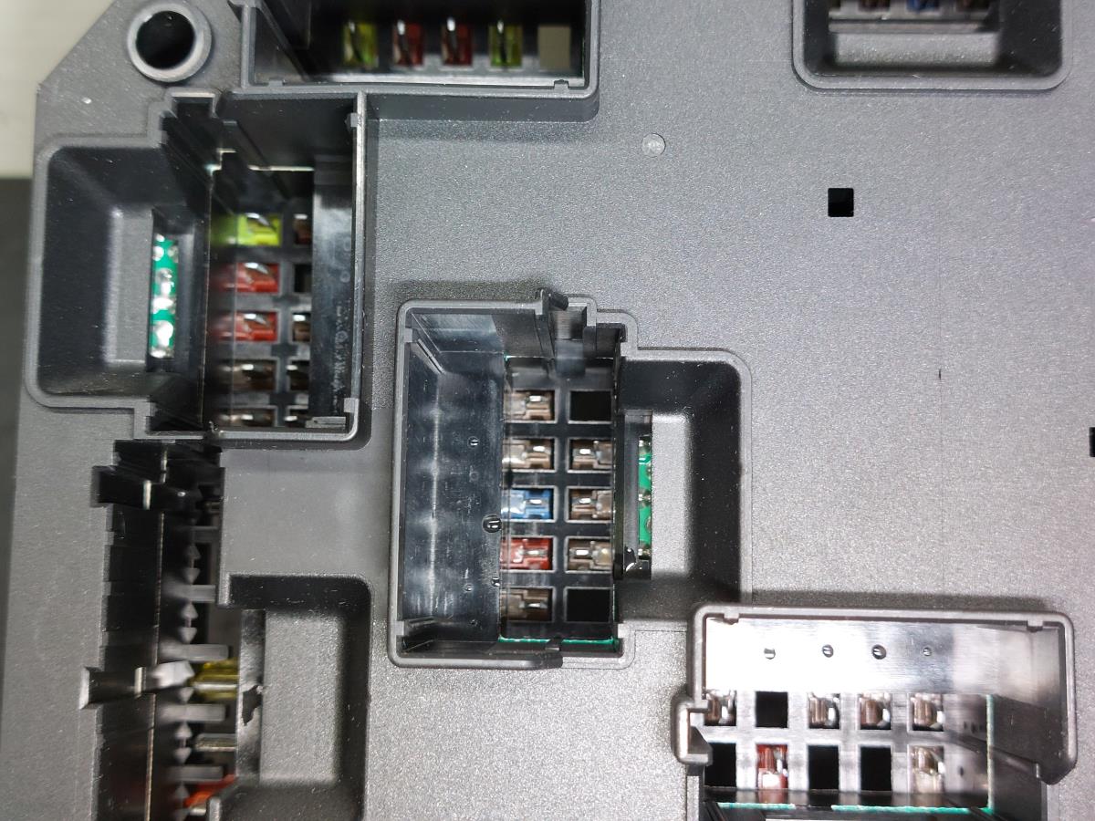 Scatola fusibili / SAM / BSI BMW 6 Cabriolet (F12) Imagem-2