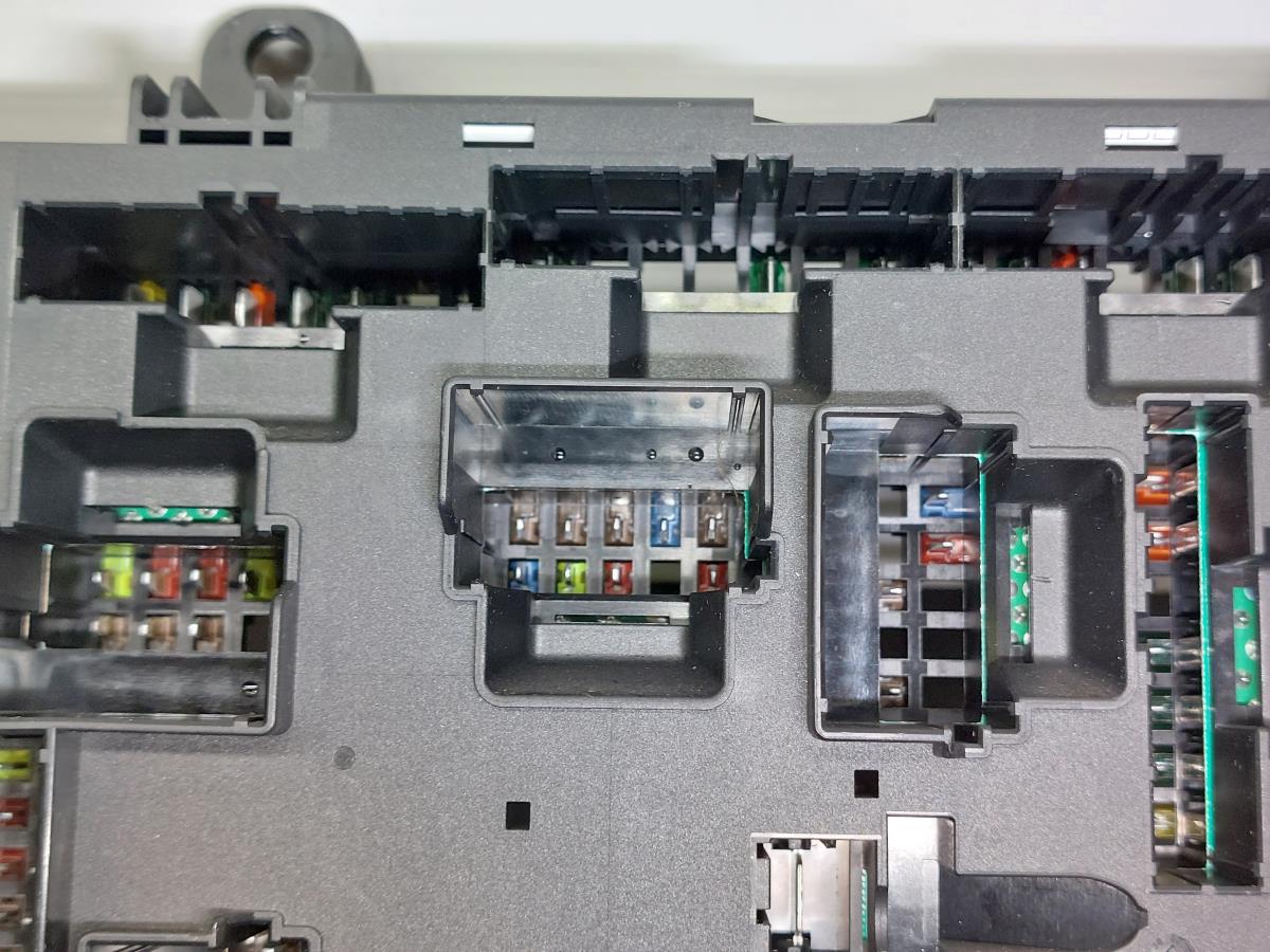 Scatola fusibili / SAM / BSI BMW 6 Cabriolet (F12) Imagem-6