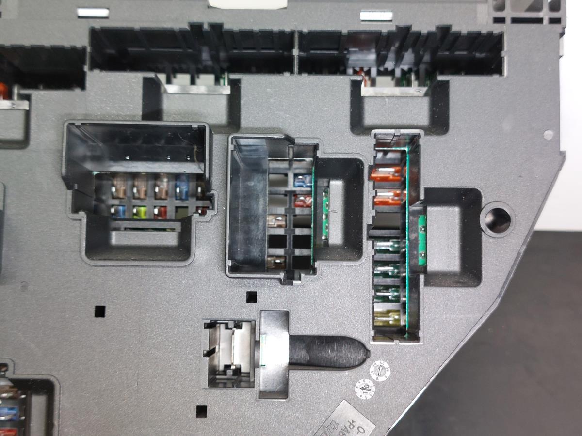 Scatola fusibili / SAM / BSI BMW 6 Cabriolet (F12) Imagem-7