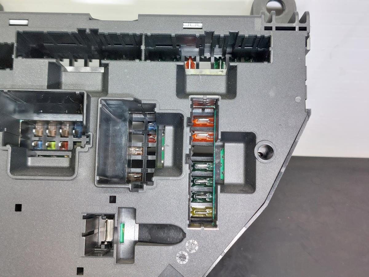 Scatola fusibili / SAM / BSI BMW 6 Cabriolet (F12) Imagem-9