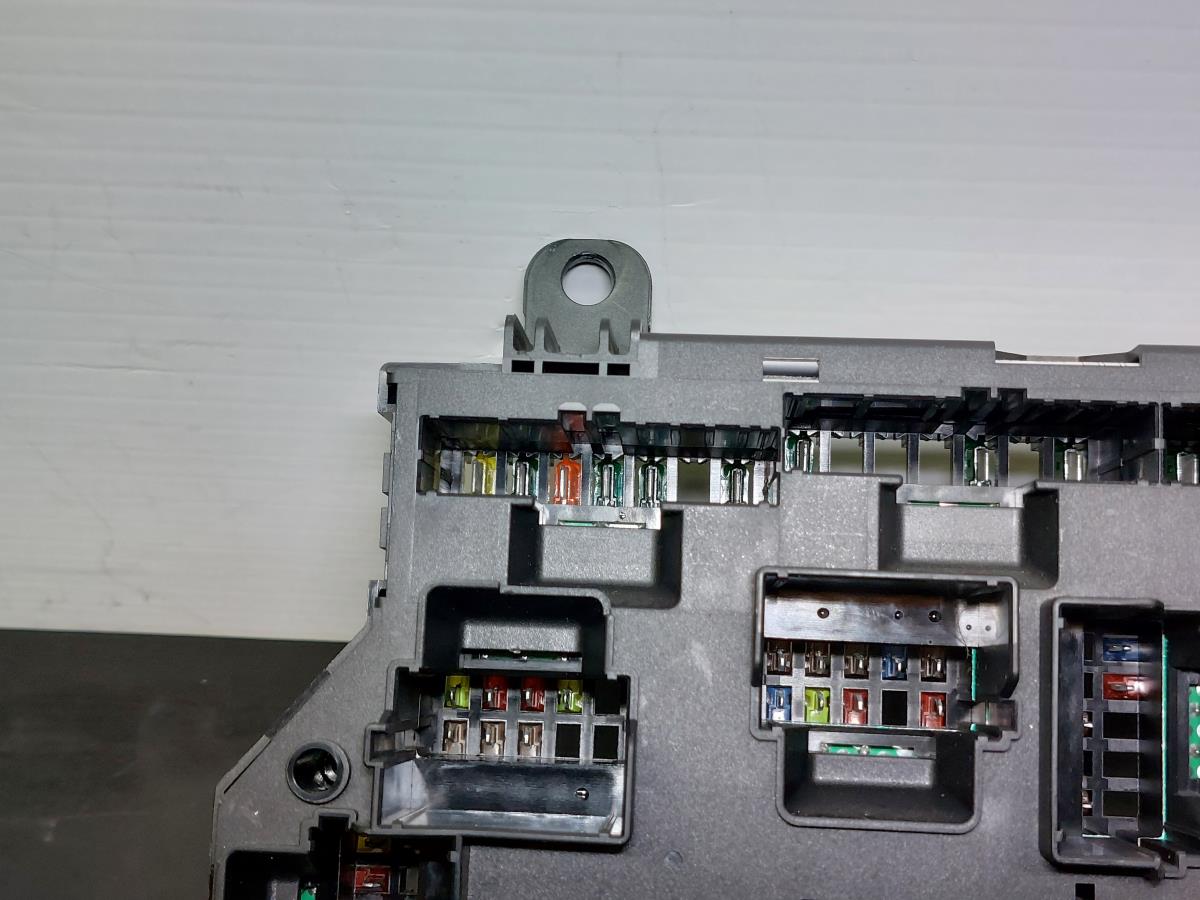 Scatola fusibili / SAM / BSI BMW 6 Cabriolet (F12) Imagem-11
