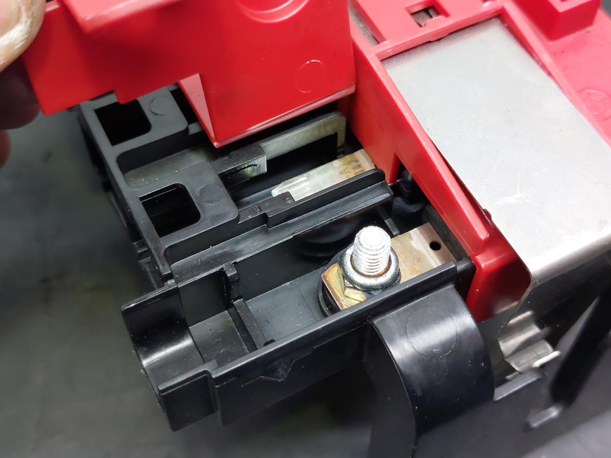 Caixa fusíveis da bateria BMW 6 Cabriolet (F12) Imagem-4