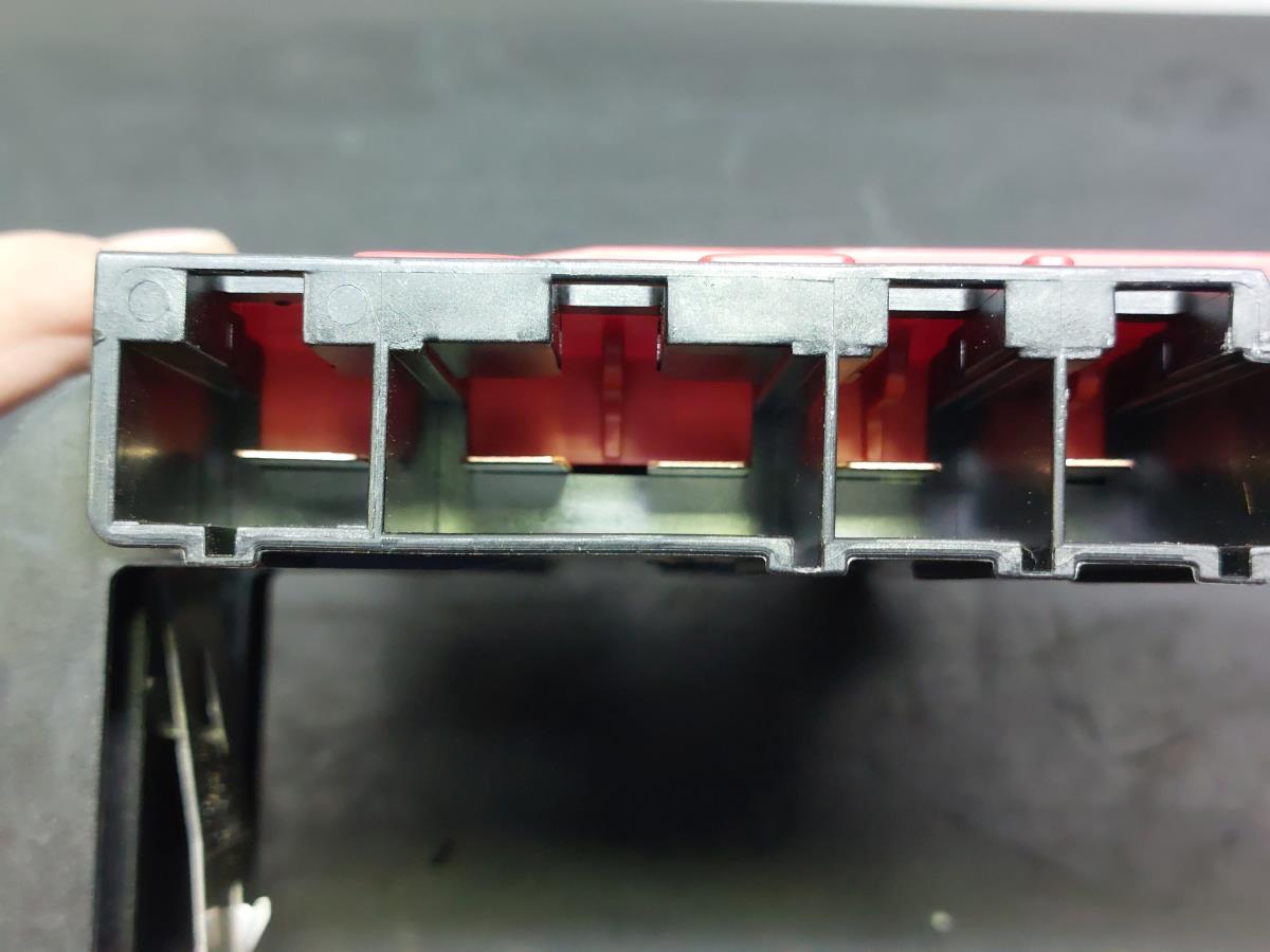 Caixa fusíveis da bateria BMW 6 Cabriolet (F12) Imagem-9