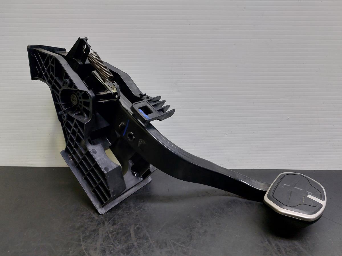 Pedal BMW 1 (F40)
