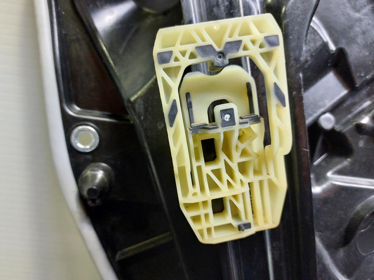 Alzavetro anteriore destro BMW 1 (F40) Imagem-5