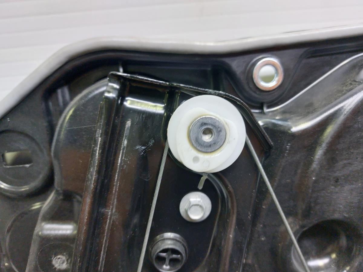 Alzavetro anteriore sinistro BMW 1 (F40) Imagem-4