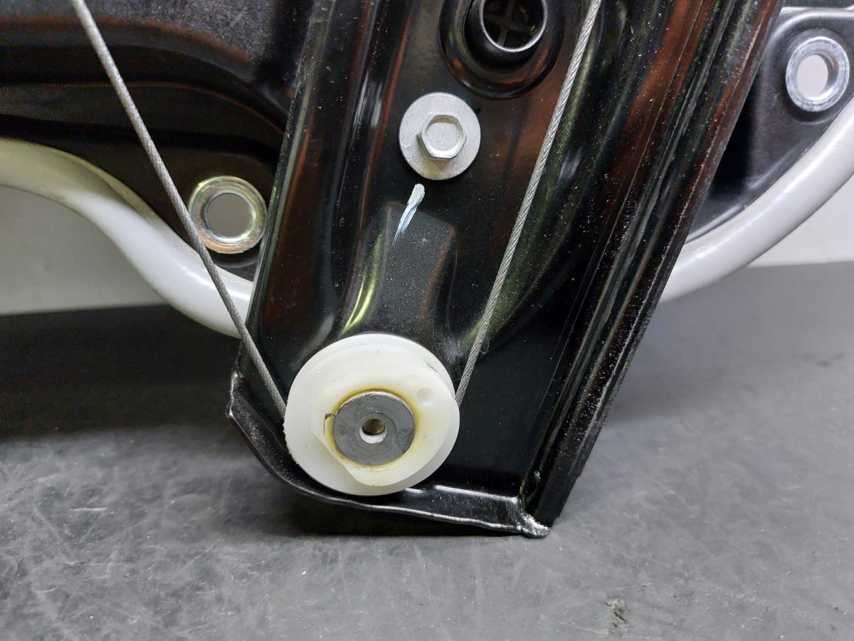 Alzavetro anteriore sinistro BMW 1 (F40) Imagem-7