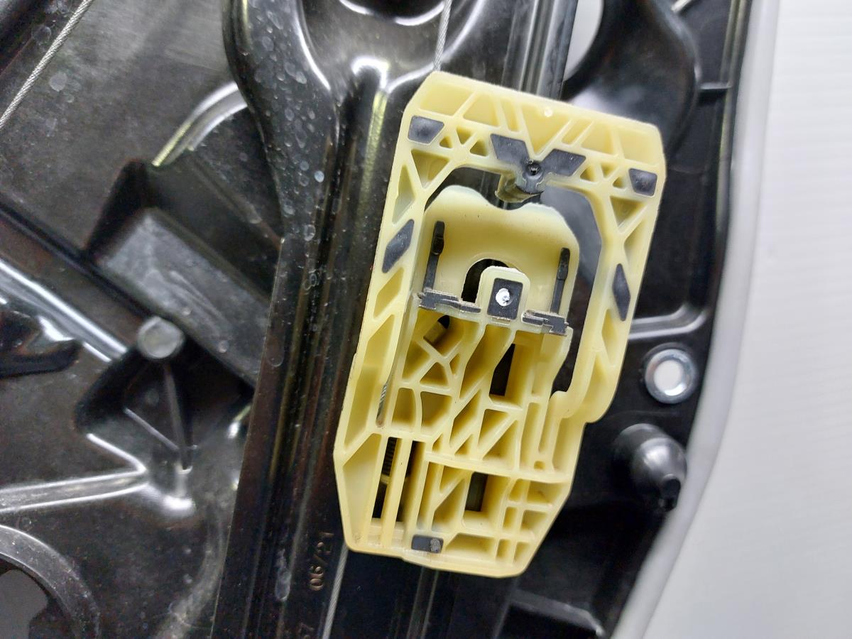 Alzavetro anteriore sinistro BMW 1 (F40) Imagem-8