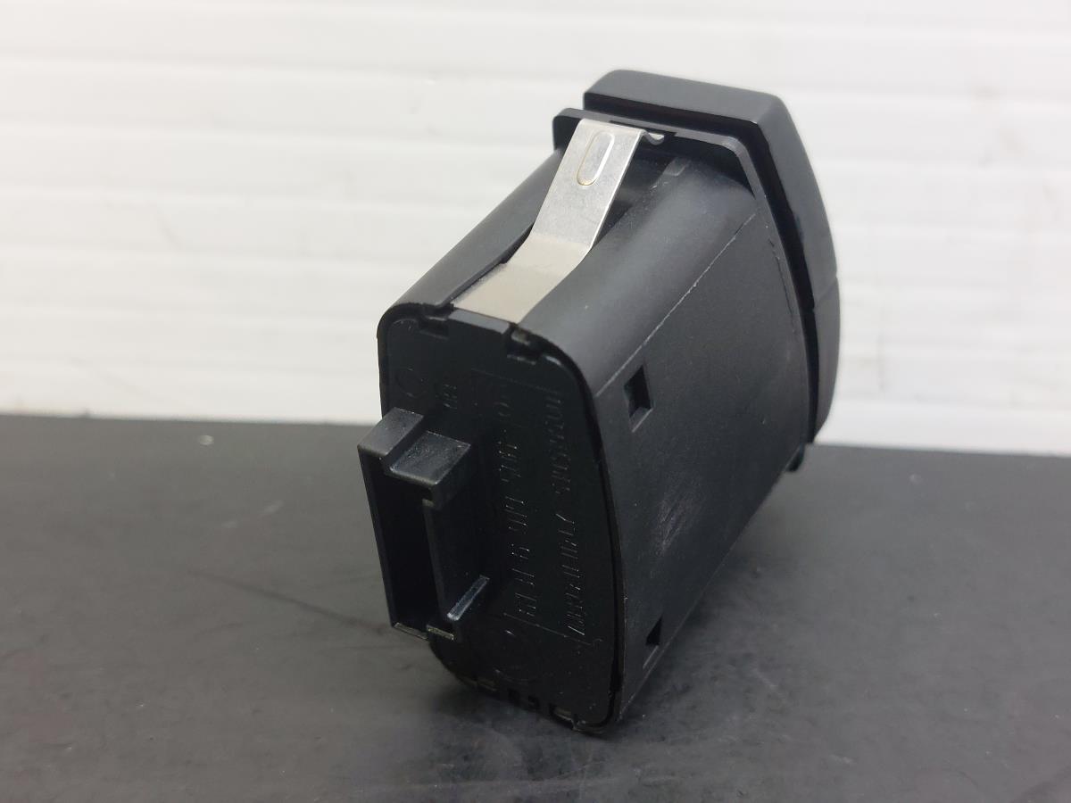 Bouton de Warning/ interrupteur 4 feux de détresse BMW X3 (E83) Imagem-1