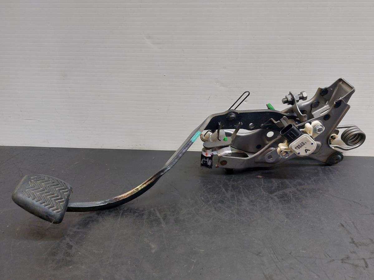 Pedal TOYOTA Avensis Sedan (_T27_)