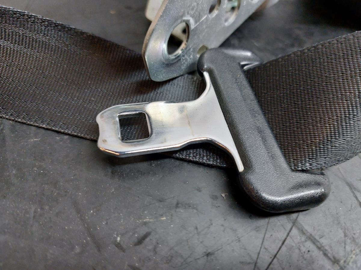 Left front seatbelt pretensioner TOYOTA Avensis Sedan (_T27_) Imagem-2