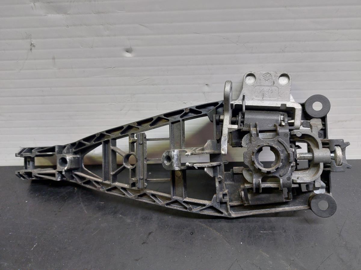 Right front door handle support OPEL Corsa D Imagem-2