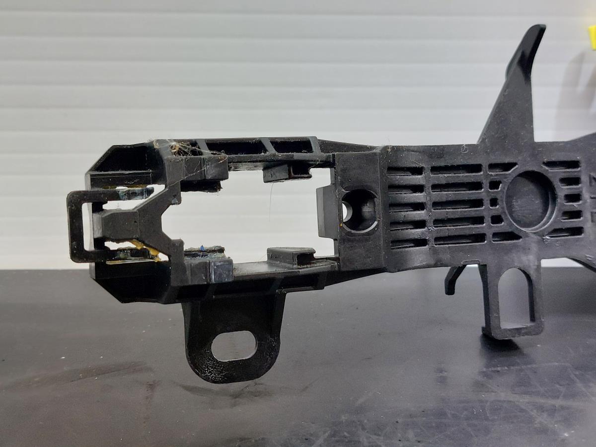 Left front door handle support TOYOTA Yaris (_P13_) Imagem-1