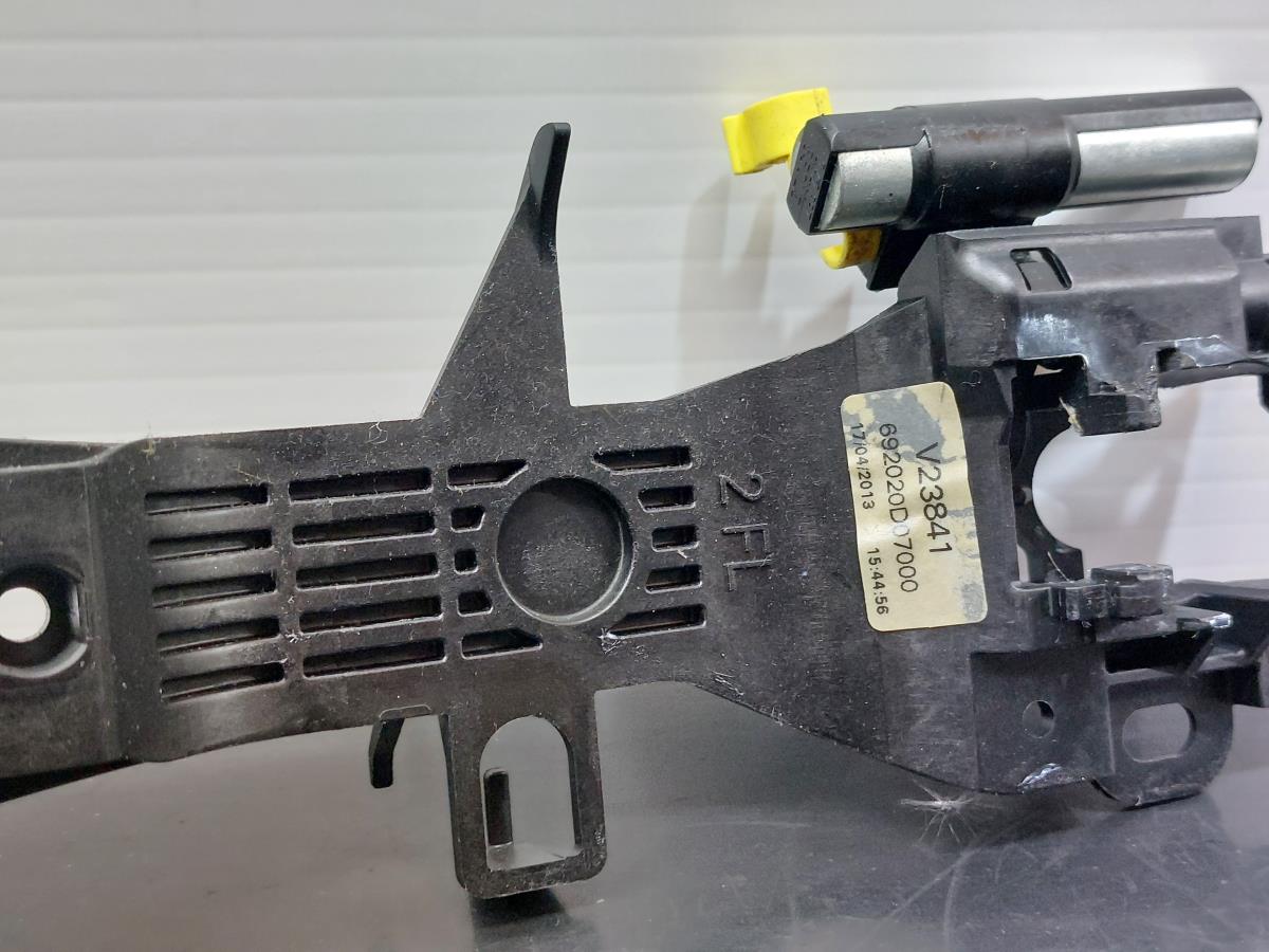 Left front door handle support TOYOTA Yaris (_P13_) Imagem-2