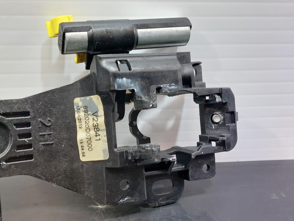 Left front door handle support TOYOTA Yaris (_P13_) Imagem-3