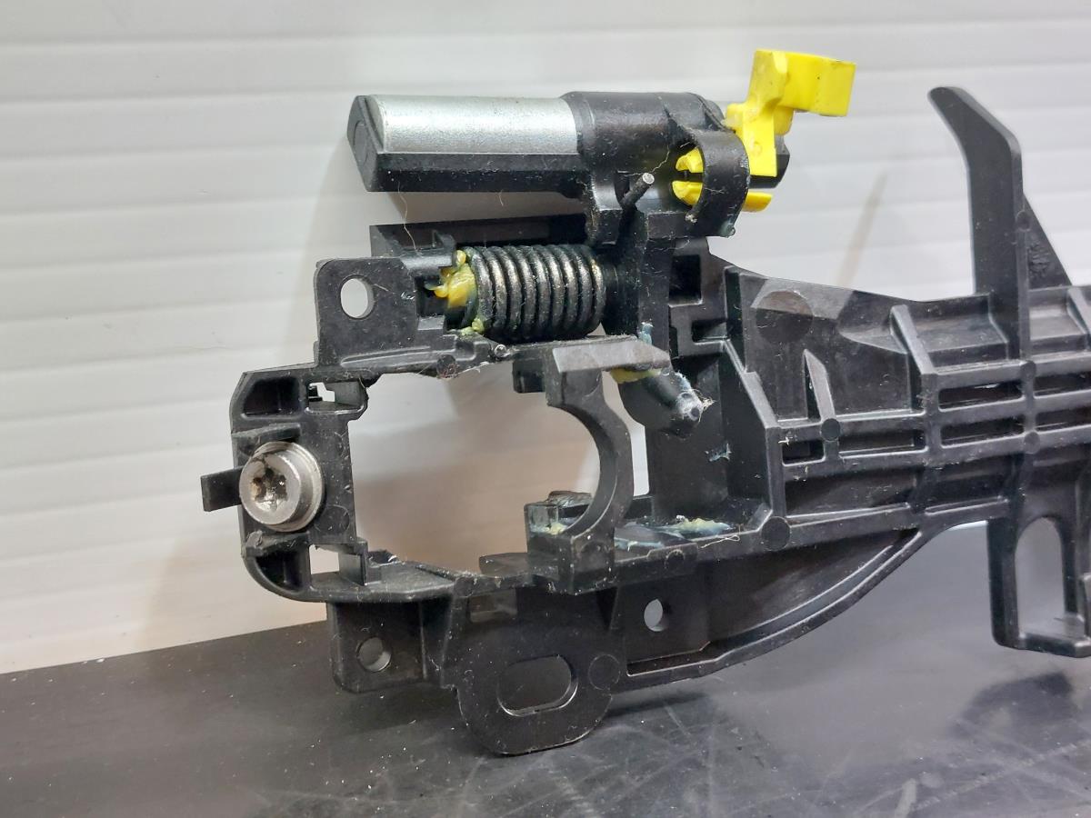 Left front door handle support TOYOTA Yaris (_P13_) Imagem-7