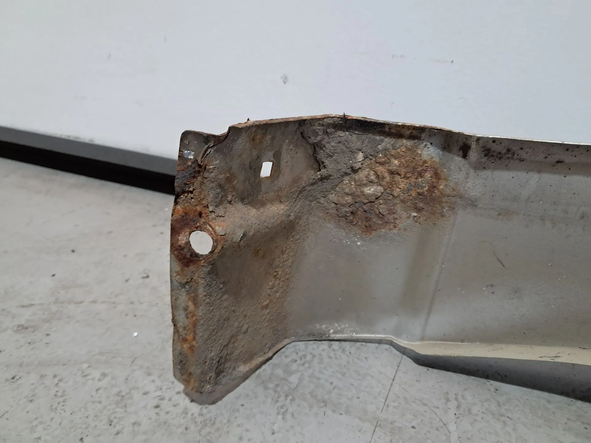 Guardabarros derecho FORD Focus I Carrinha Van (DNW) Imagem-8
