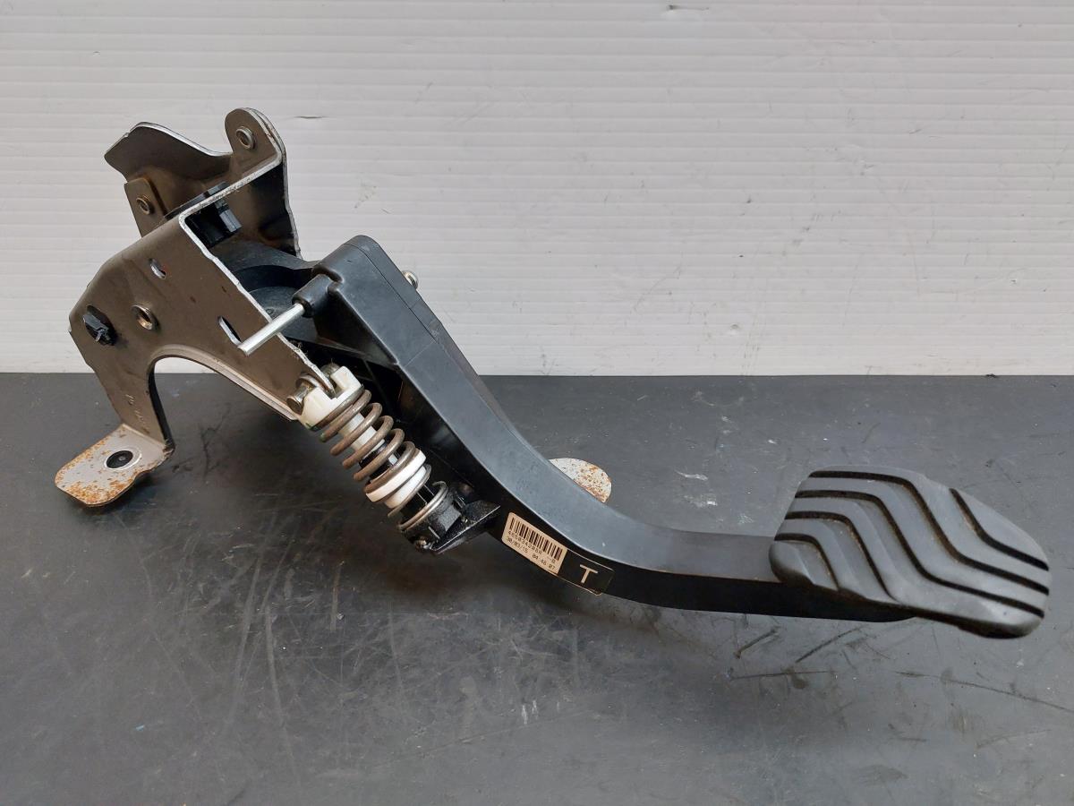 Pedal NISSAN Qashqai II (J11)