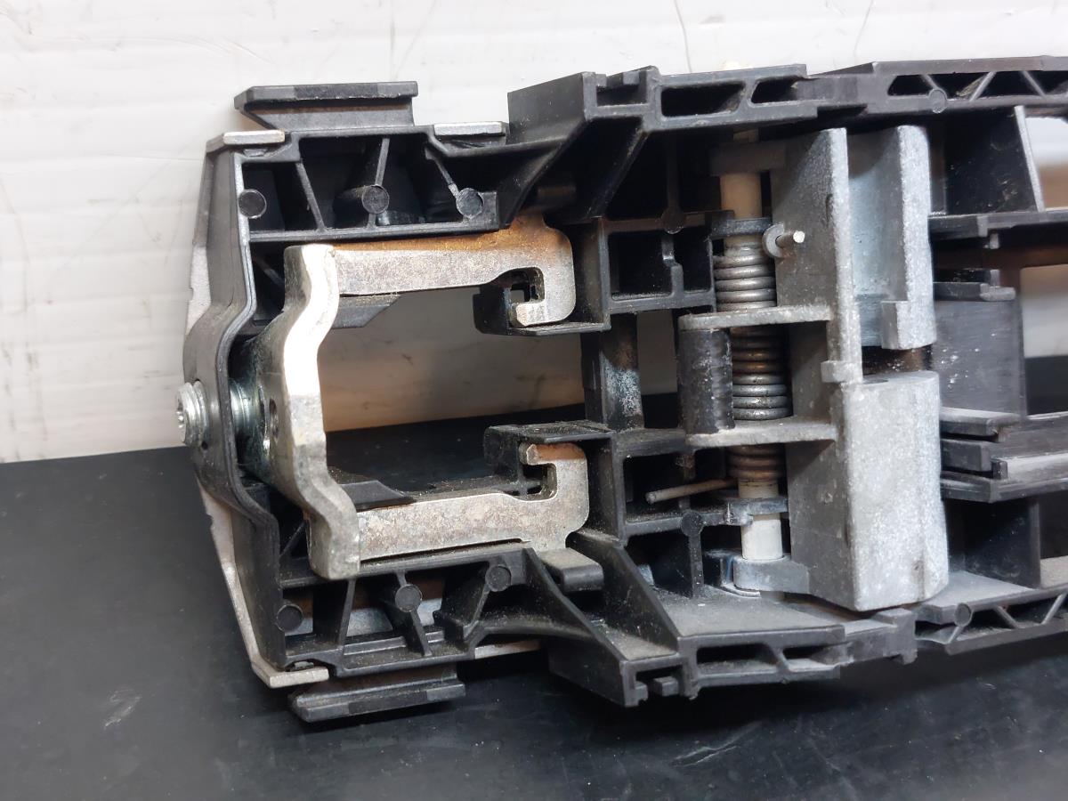 Left front door handle support VOLKSWAGEN Golf VI (5K1) Imagem-3