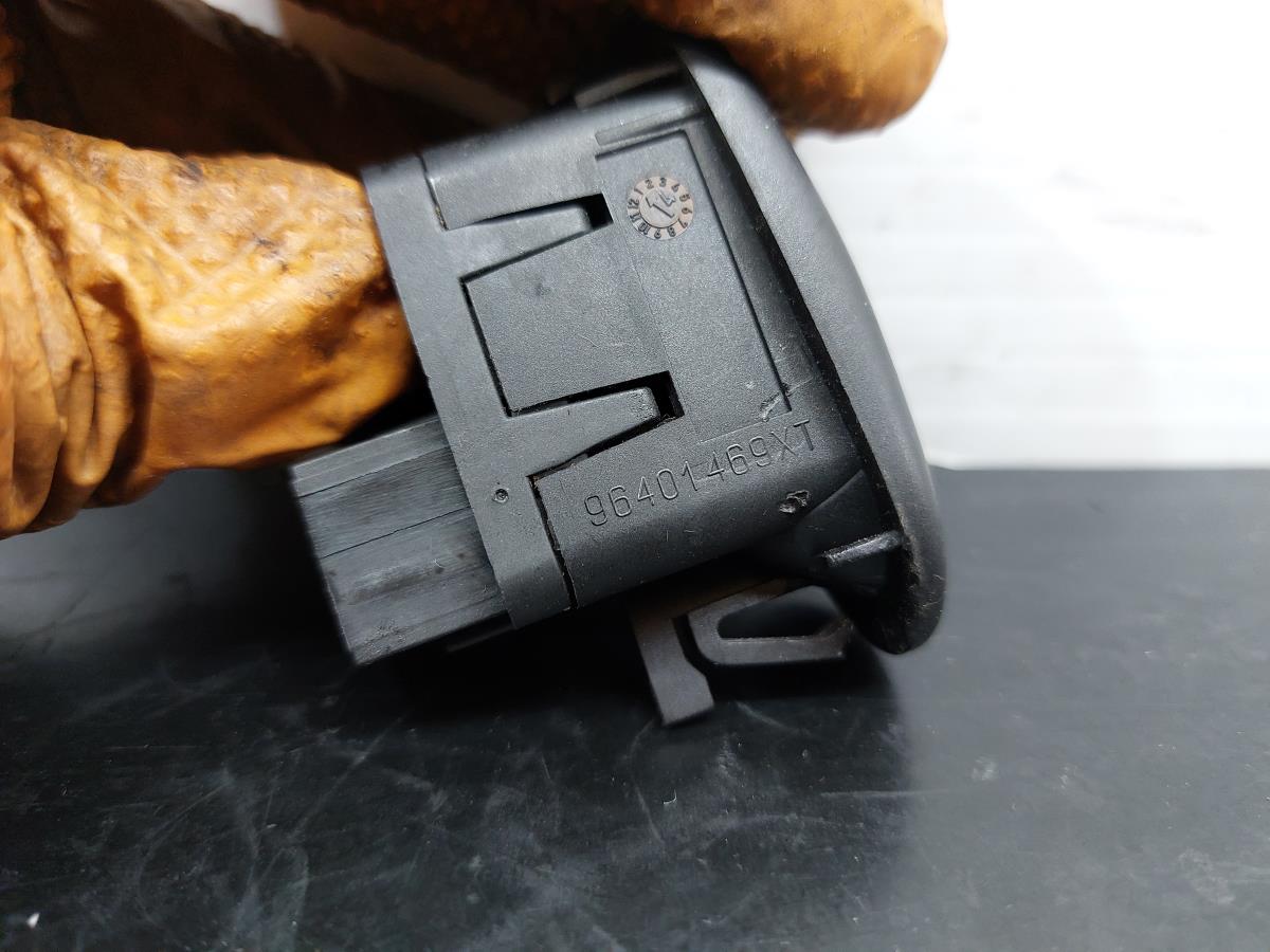 Comando / botão / interruptor vidros frente direito CITROËN C3 I (FC_) Imagem-2