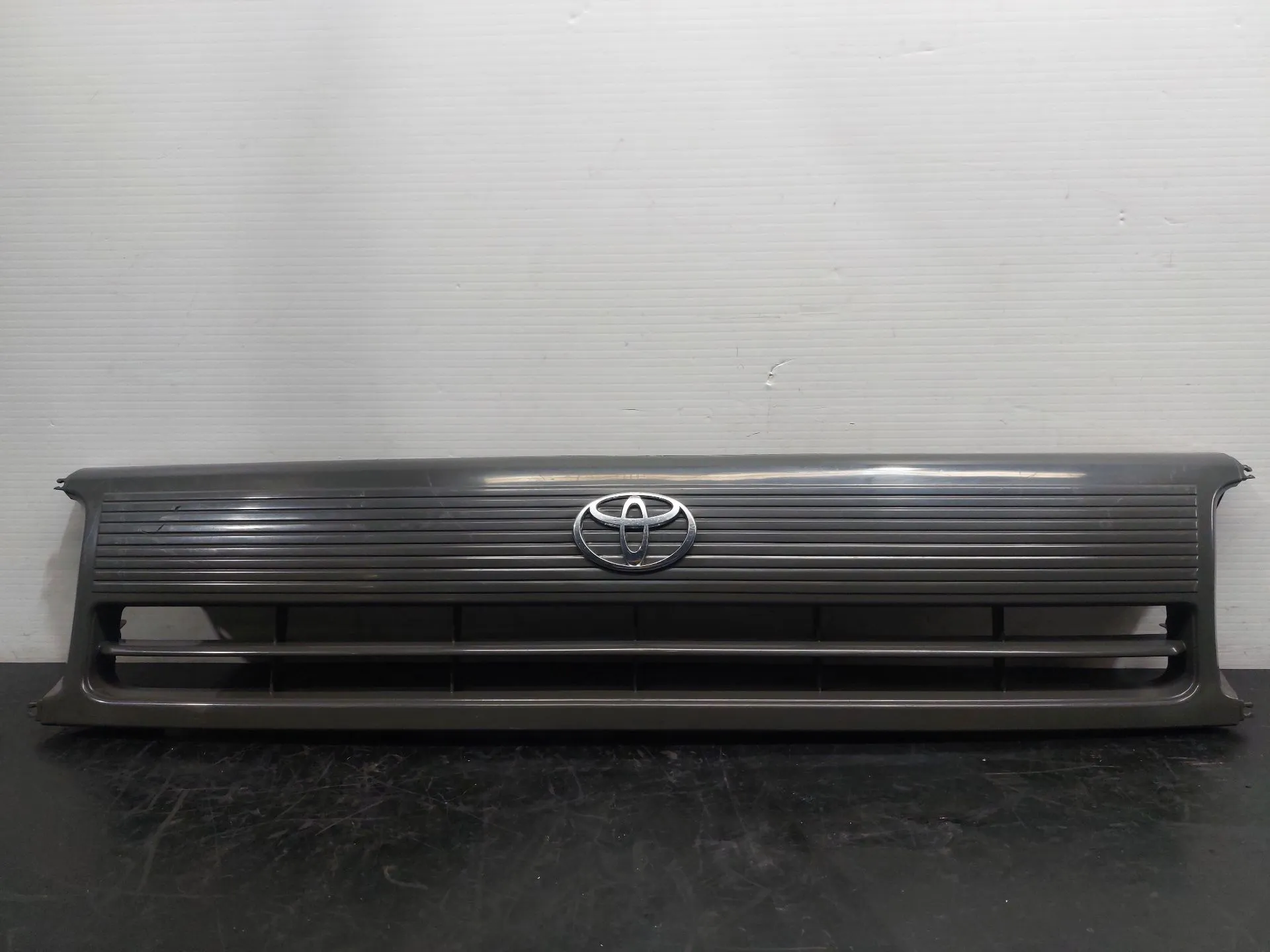Griglia anteriore TOYOTA HiAce III Wagon (_H1_)