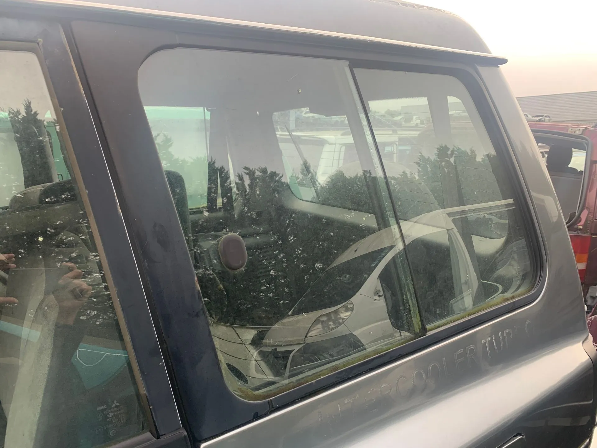 Left rear quarter glass MITSUBISHI Pajero II (V2_W, V3_W, V4_W)