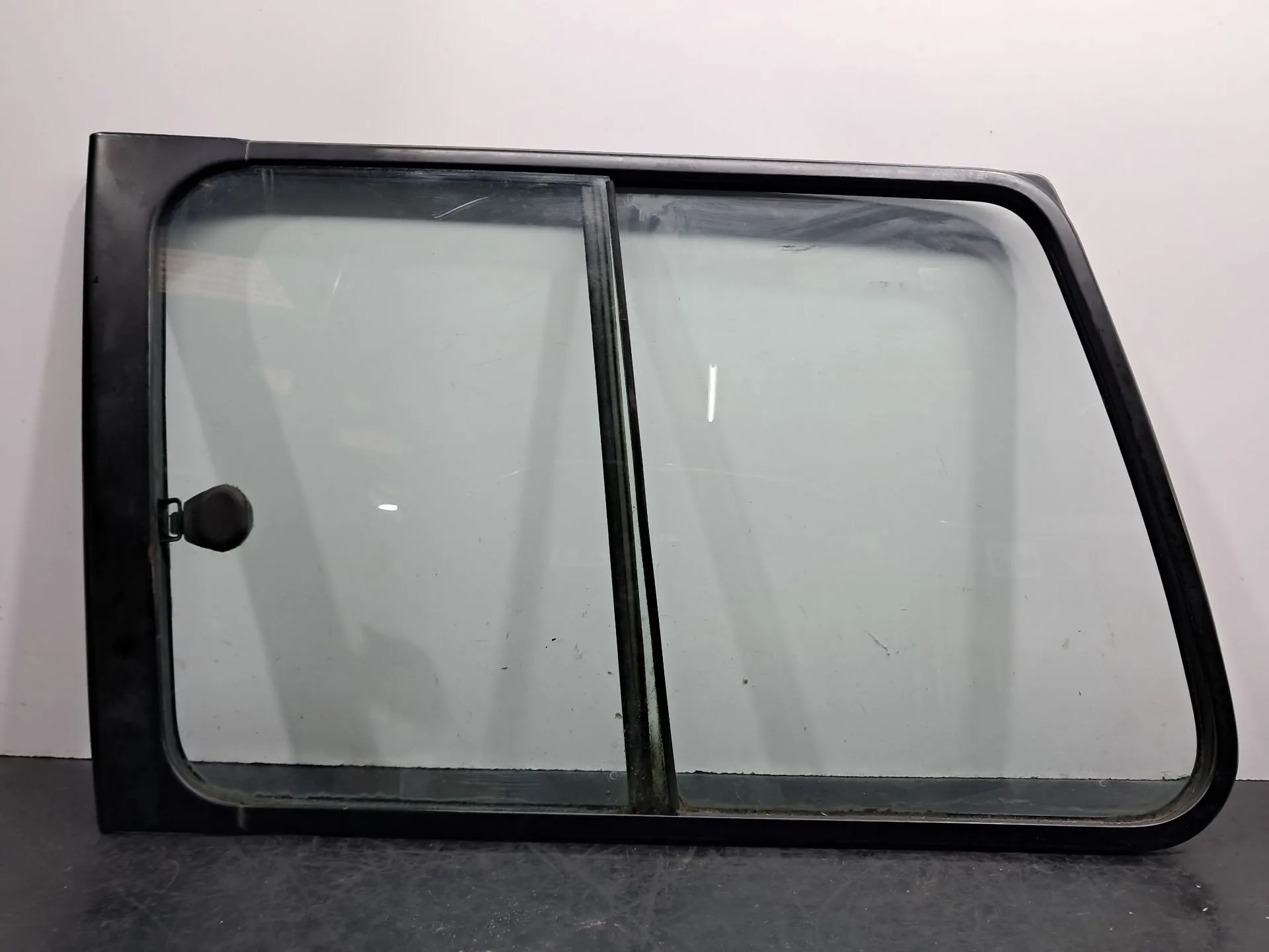 Left rear quarter glass MITSUBISHI Pajero II (V2_W, V3_W, V4_W)