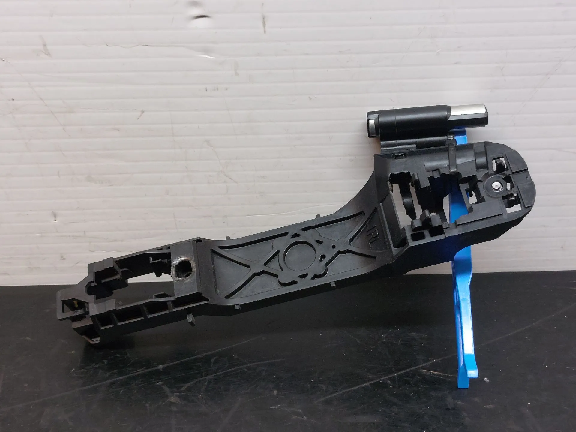 Left rear door handle support TOYOTA Yaris (_P13_)