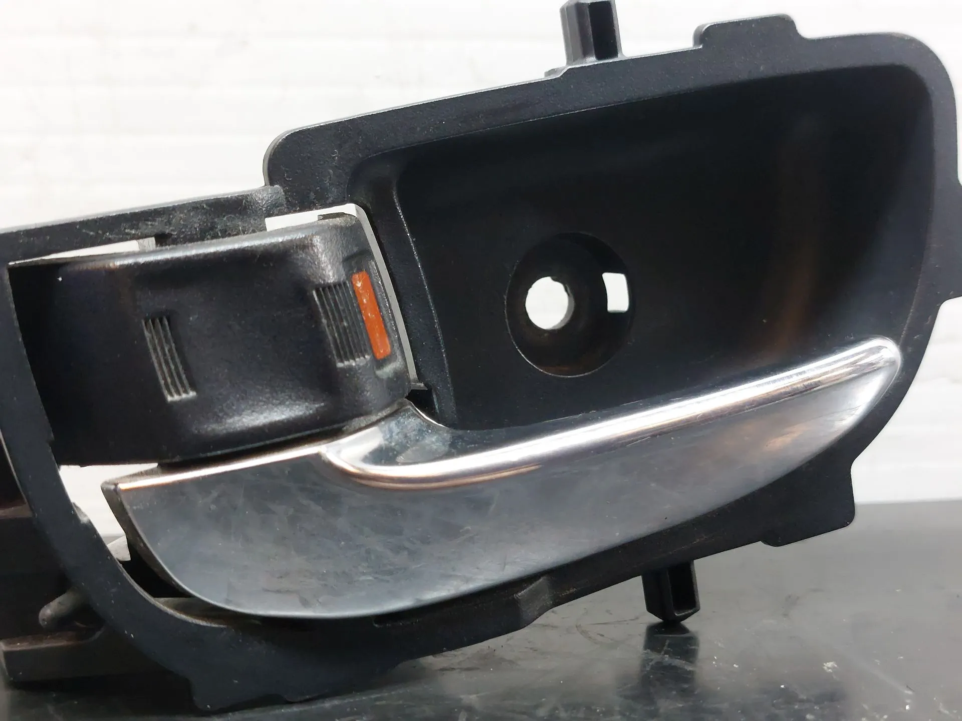 Rear Left interior door handle TOYOTA Yaris (_P13_) Imagem-1