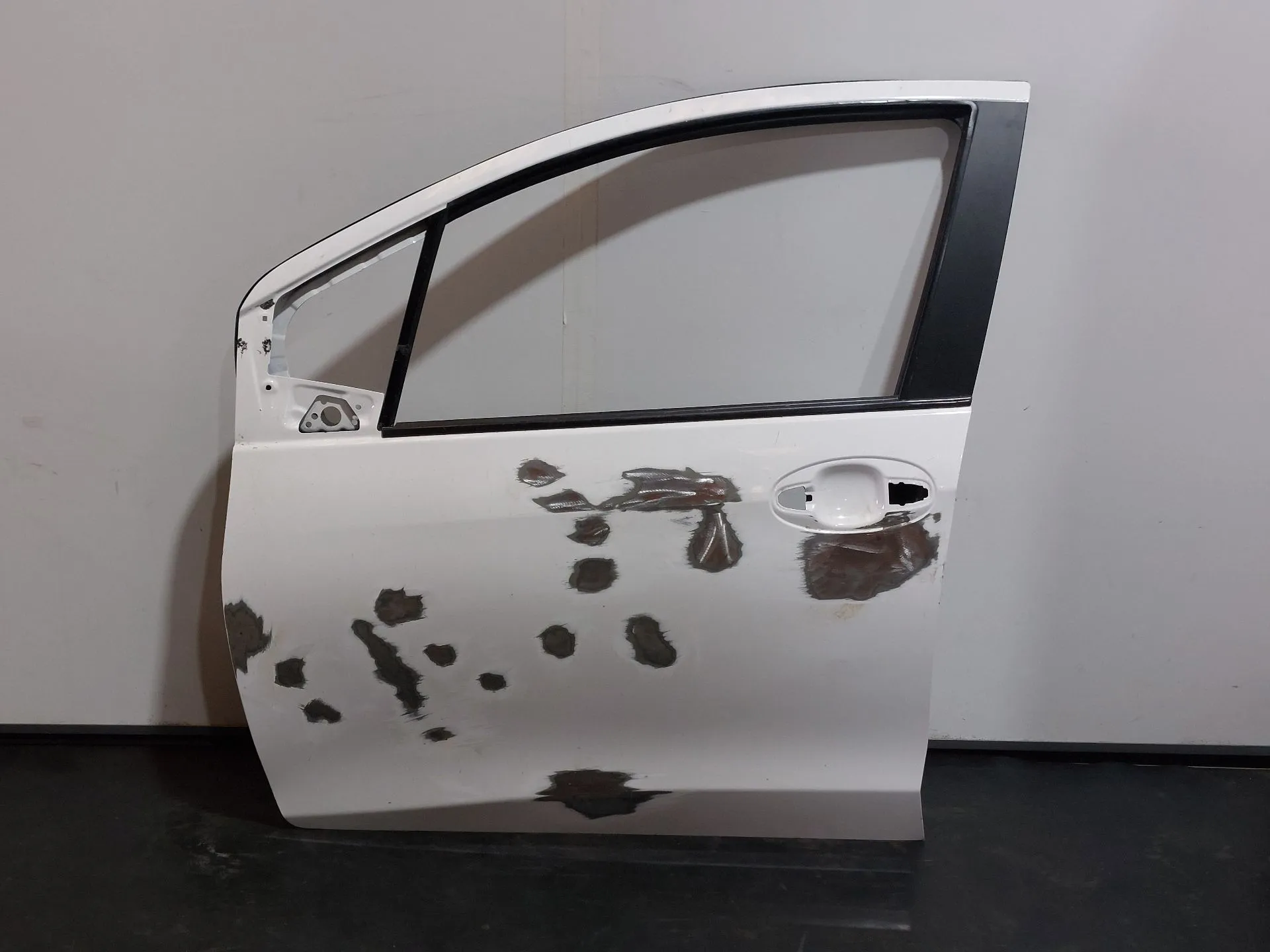 Porta frente esquerda TOYOTA Yaris (_P13_)