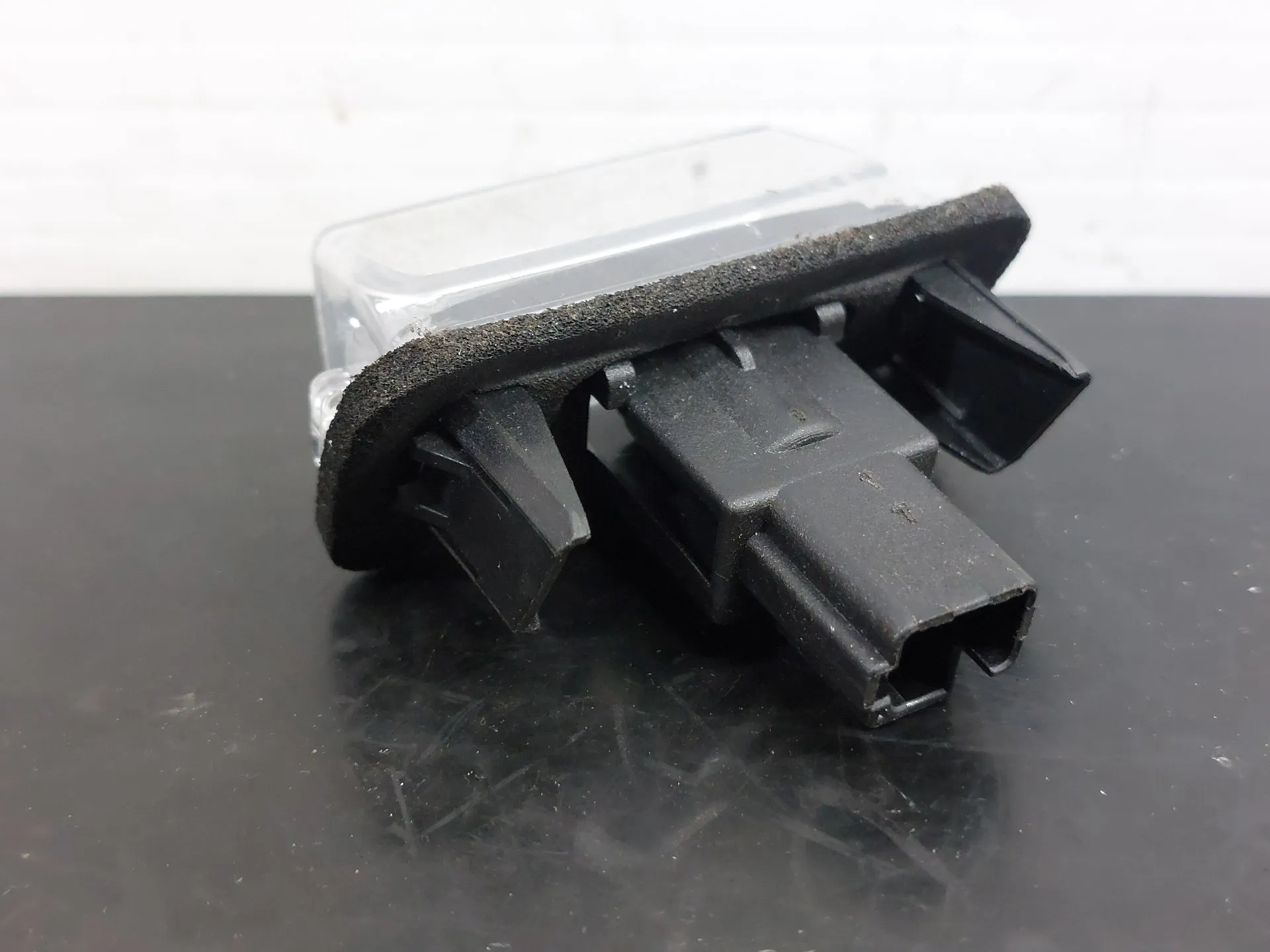 License plate light TOYOTA Yaris (_P15_) Imagem-1