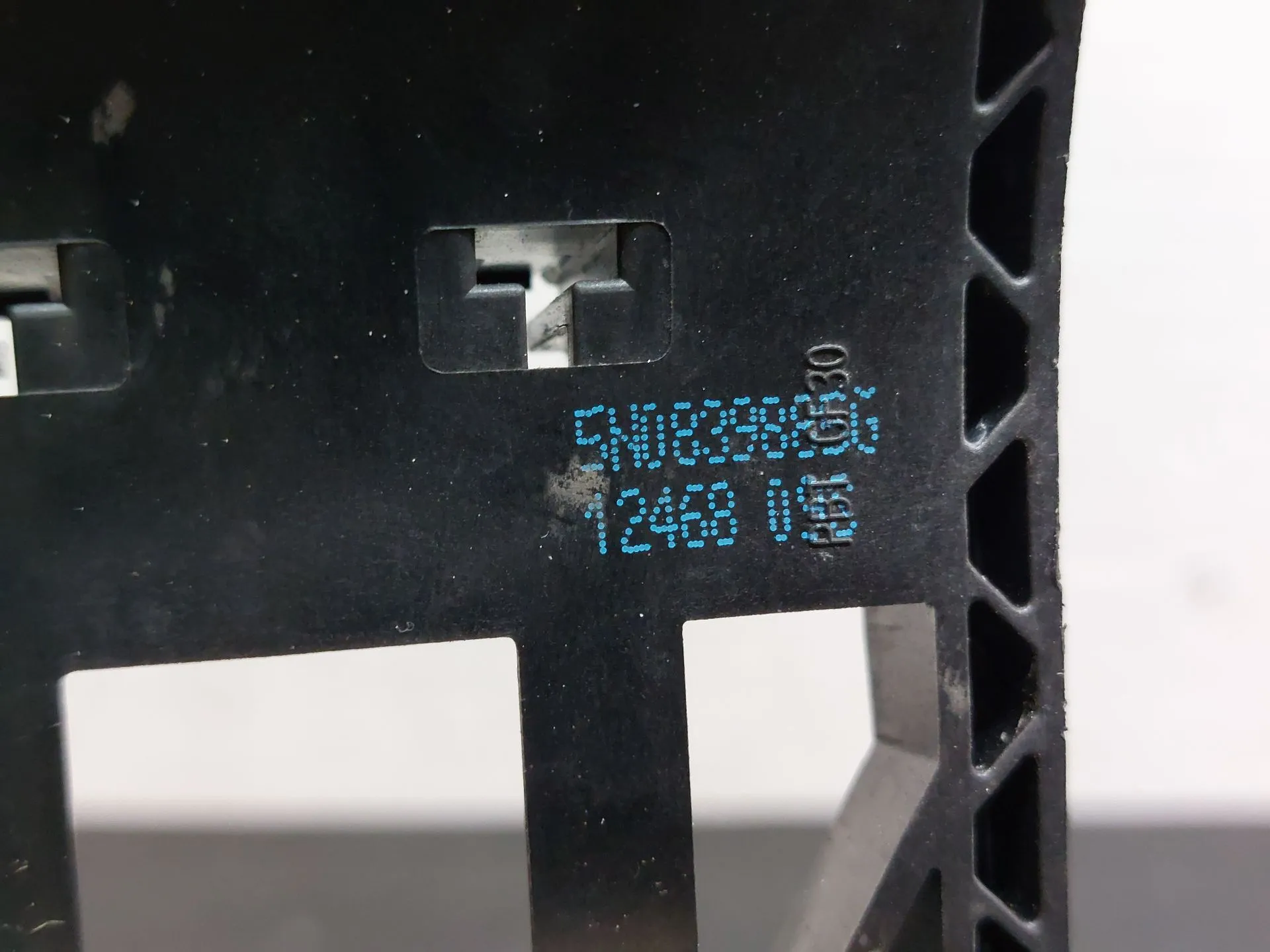 Soporte Manija puerta Delantera Derecha VOLKSWAGEN Golf VI (5K1) Imagem-1