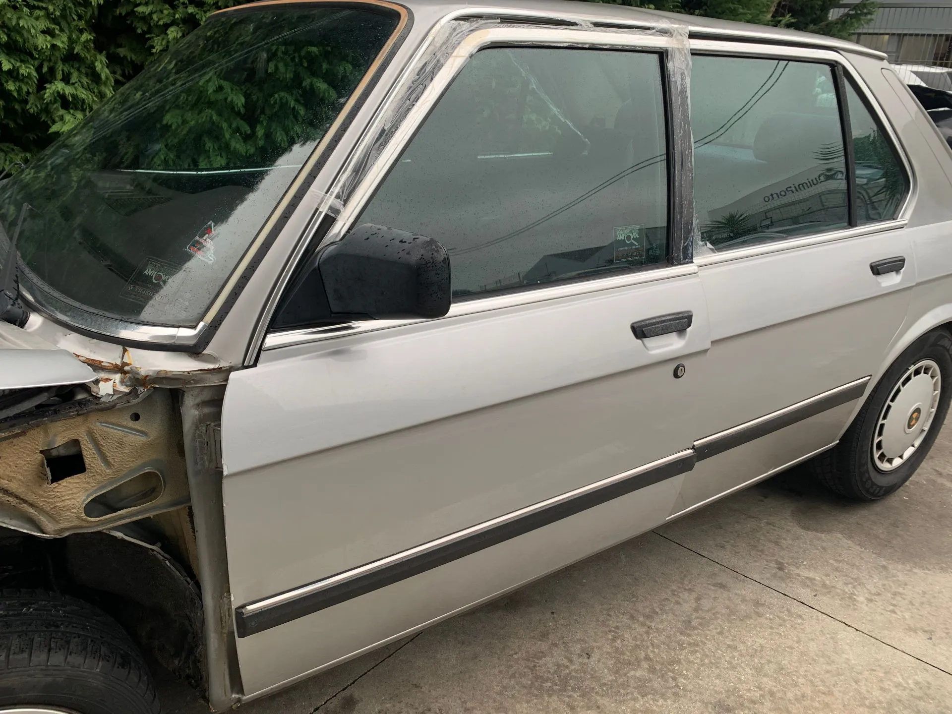 Porta frente esquerda BMW 5 (E28)
