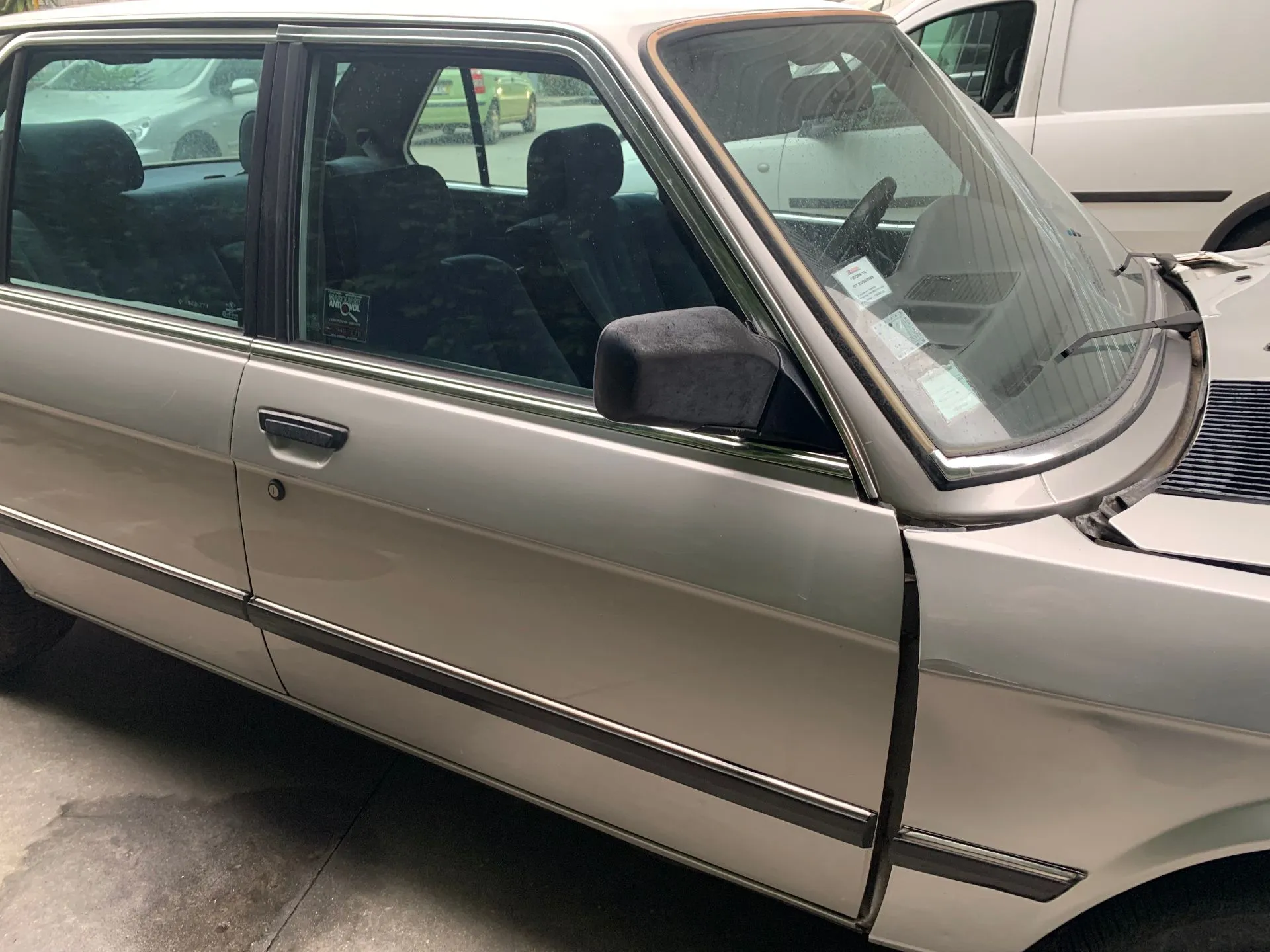 Porta frente direita BMW 5 (E28)