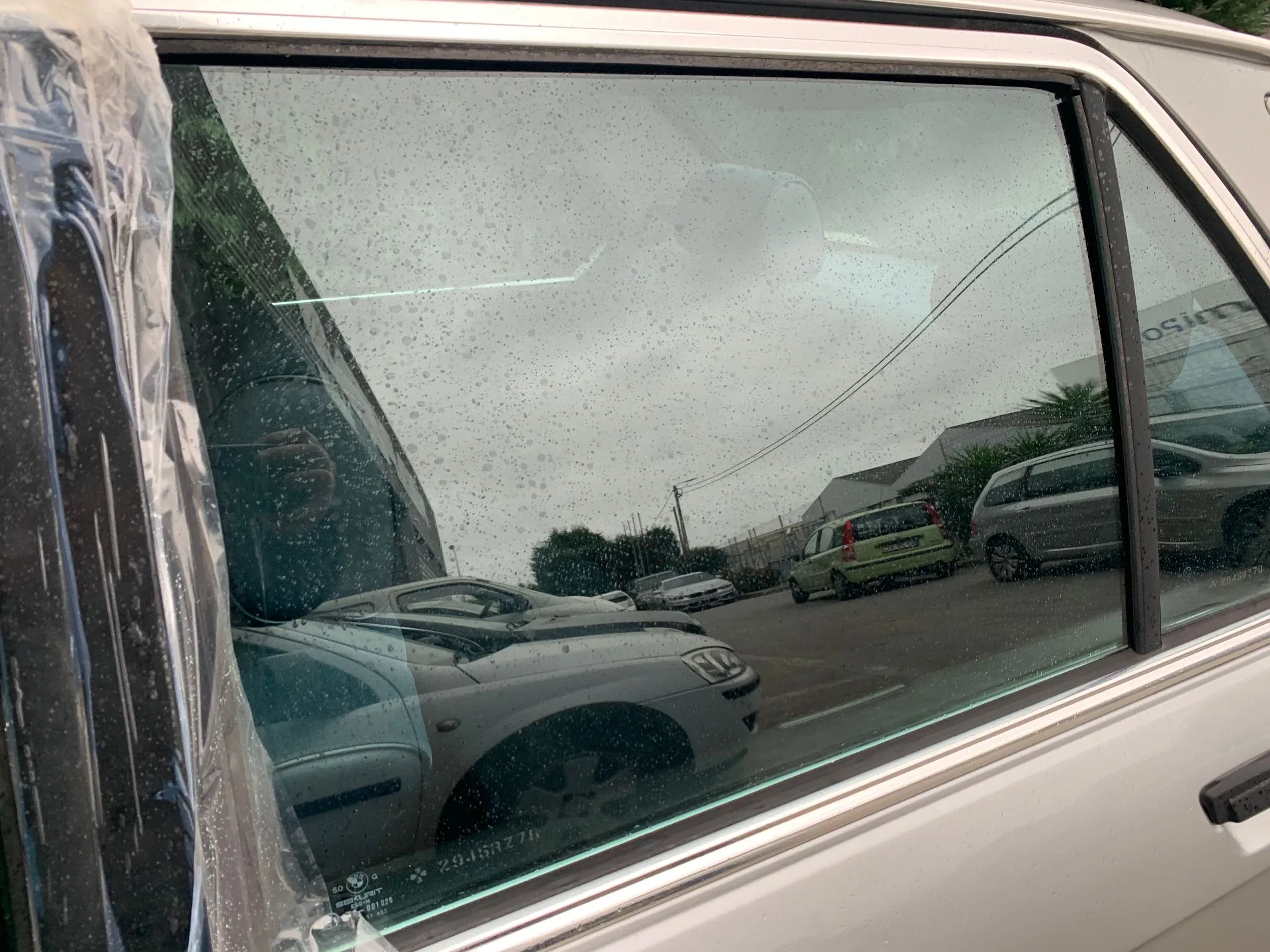 Vidro porta trás esquerdo BMW 5 (E28)