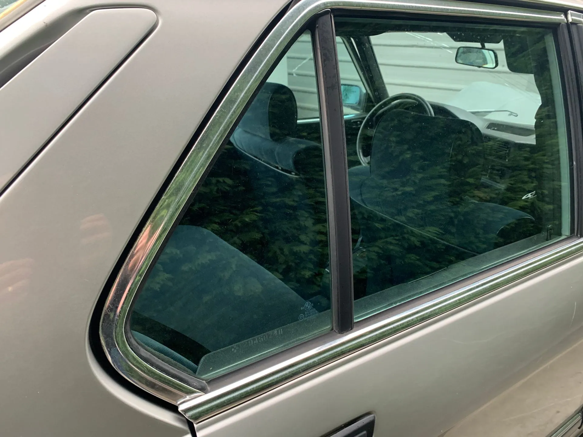 Right rear triangle window BMW 5 (E28) Imagem-1