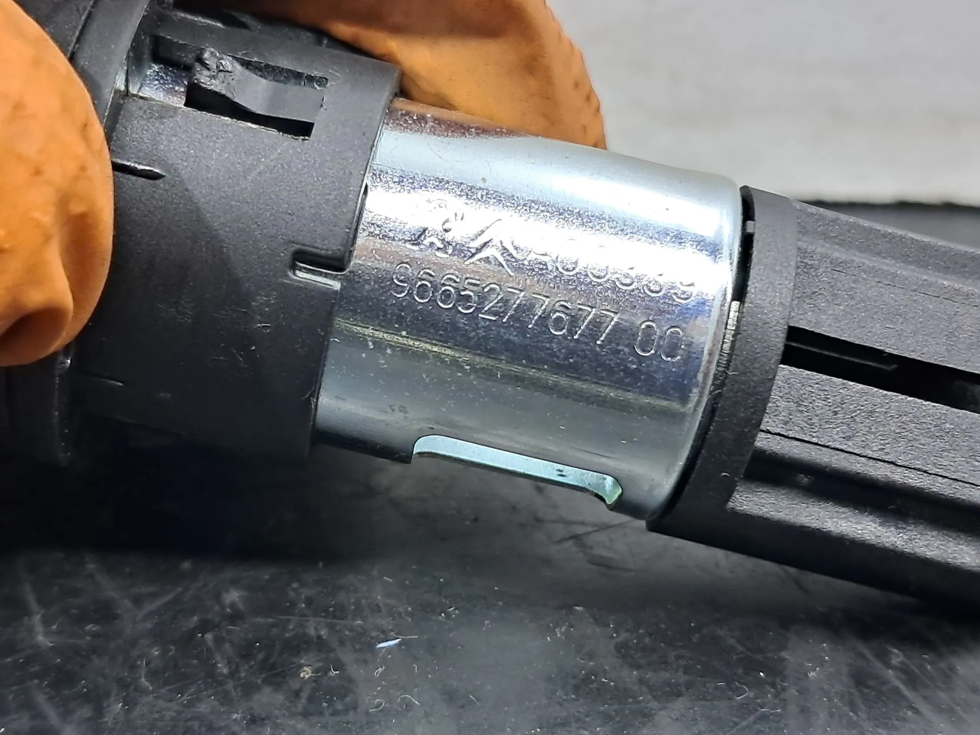 Tomada 12V PEUGEOT 208 Imagem-2