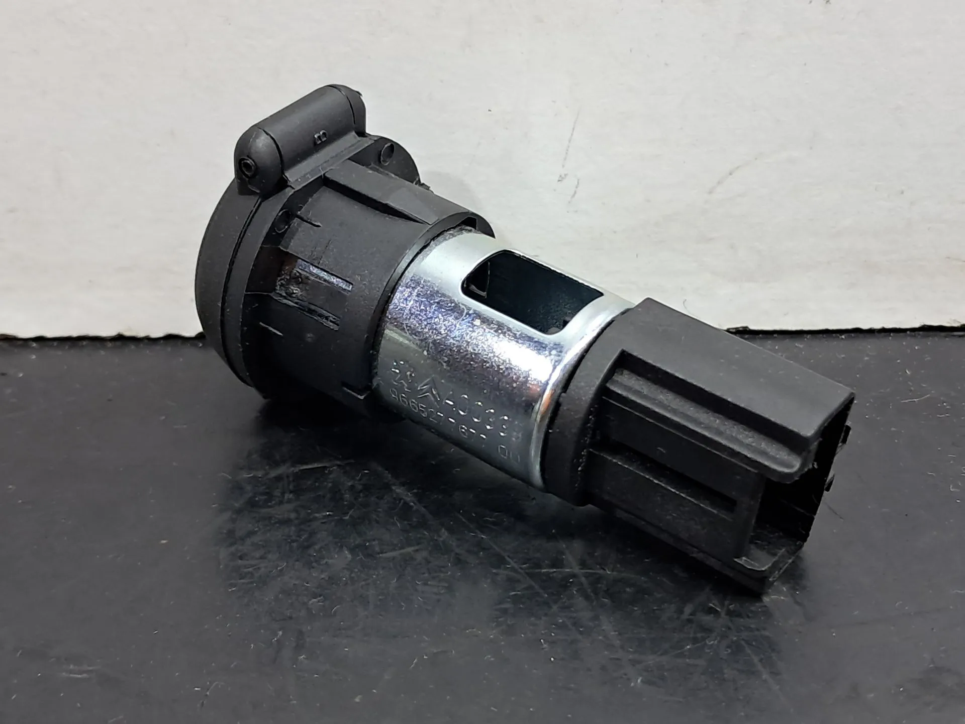Tomada 12V PEUGEOT 208 Imagem-1