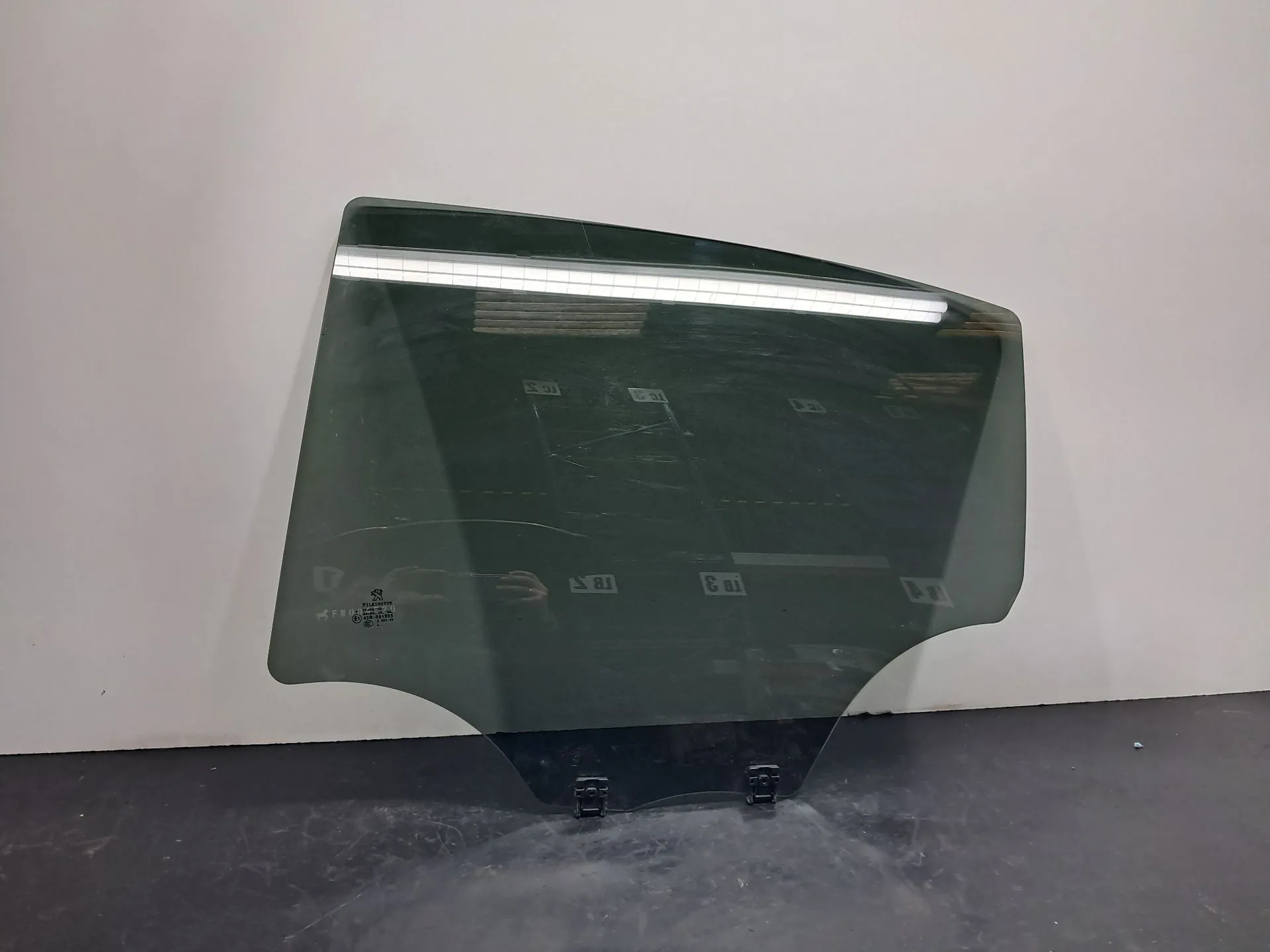 Vidro porta trás esquerdo PEUGEOT 208